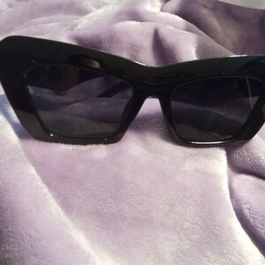 Chic Black Sunglasses